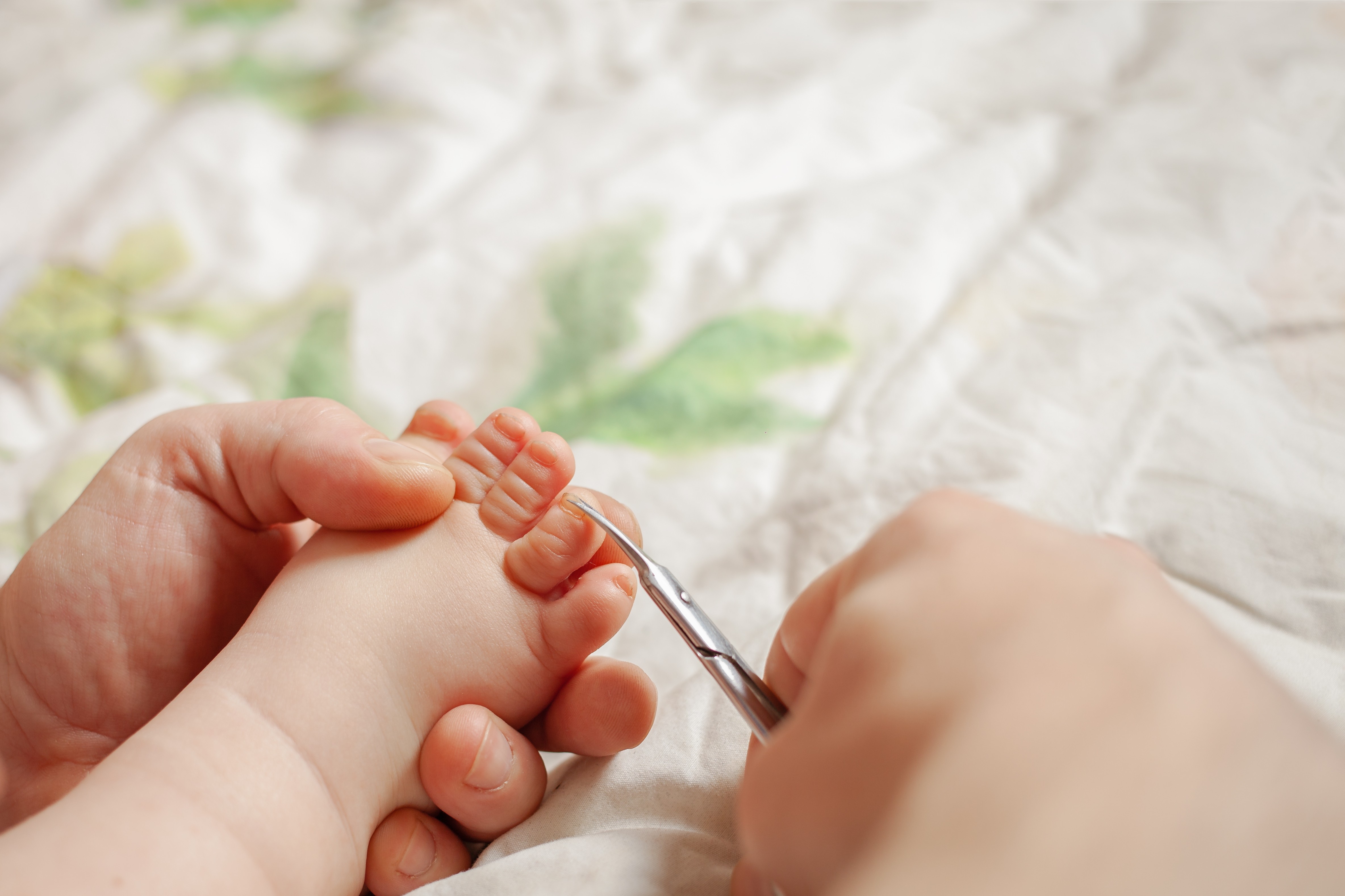 2. Koordinasi Motorik yang Berkembang Mengangkat kaki ke mulut membutuhkan koordinasi tangan, kaki, dan mulut yang baik. Kebiasaan ini menunjukkan bahwa otot-otot bayi sedang berkembang pesat dan keterampilannya semakin meningkat.
